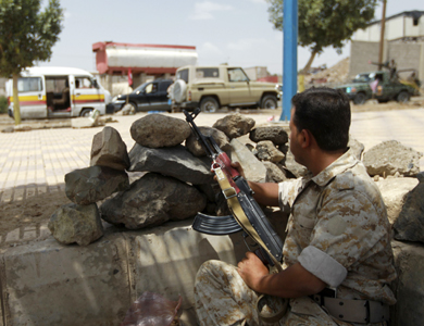 الجيش اليمني يعلن مقتل خمسة “إرهابيين” بينهم قيادي بالقاعدة جنوبي البلاد