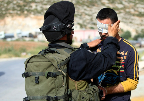 الاحتلال يعتقل 647 فلسطينياً خلال آذار الماضي