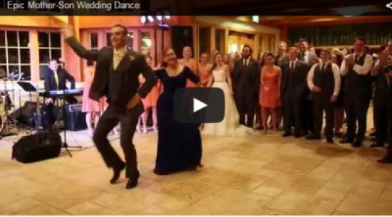 بالفيديو.. عريس يترك زوجته ويرقص مع أمه في حفل الزفاف