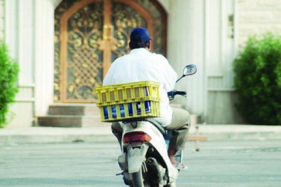 عامل توصيل طلبات يقتحم العناية المركزة عامل توصيل طلبات يقتحم العناية المركزة