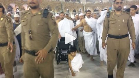 شاب يطوف 7 أشواط حول الكعبة على يديه شاب يطوف 7 أشواط حول الكعبة على يديه