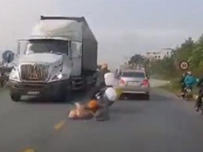 أم شجاعة تنقذ طفلها من الموت دهسا ( فيديو)