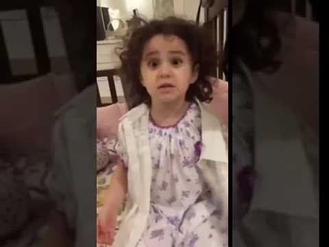 طفلة اردنية تواسي امها بسبب سفر زوجها " فيديو "