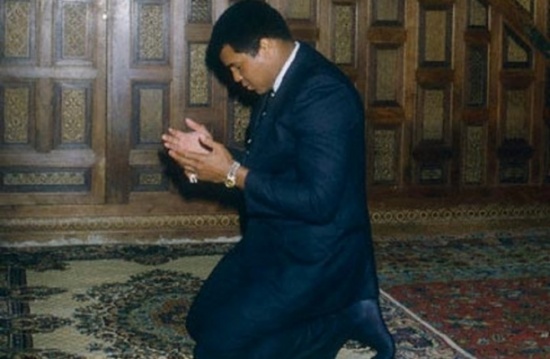 أشهر 7 مواقف دافع فيها محمد علي كلاي عن الإسلام (فيديو) أشهر 7 مواقف دافع فيها محمد علي كلاي عن الإسلام (فيديو)