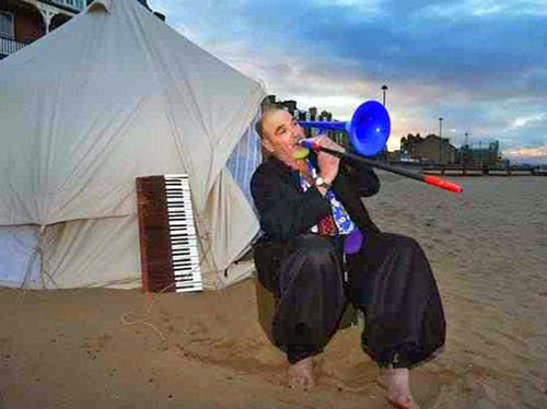 طردته زوجته من المنزل فقرر أن يقيم في خيمة على البحر.. صور