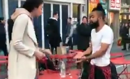 فتاة تلقن حبيبها «علقة ساخنة» في الشارع (فيديو) فتاة تلقن حبيبها «علقة ساخنة» في الشارع (فيديو)