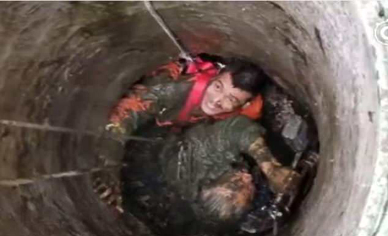 بالفيديو: عجوز تسقط في حفرة طينية أثناء جمعها الزهور