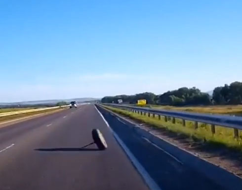 انفلات عجلة من سيارة