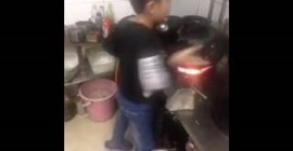 بالفيديو.. طفل يشعل الإنترنت بمهاراته في الطبخ بالفيديو.. طفل يشعل الإنترنت بمهاراته في الطبخ