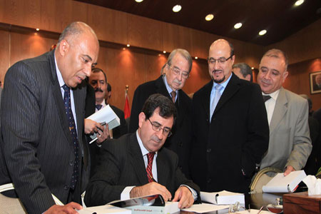 اشهار كتاب حول السياسات الاقتصادية الاردنية للدكتور عدلي قندح اشهار كتاب حول السياسات الاقتصادية الاردنية للدكتور عدلي قندح