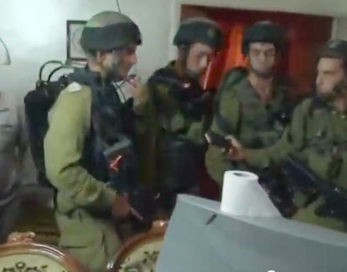 بالفيديو : عائلة فلسطينية تطرد جنودا اسرائيليين من " حمام " منزلهم بالفيديو : عائلة فلسطينية تطرد جنودا اسرائيليين من " حمام " منزلهم