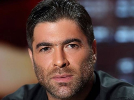 فيديو| معجبة تطارد وائل كفوري وتفاجئه بتصرف محرج للغاية