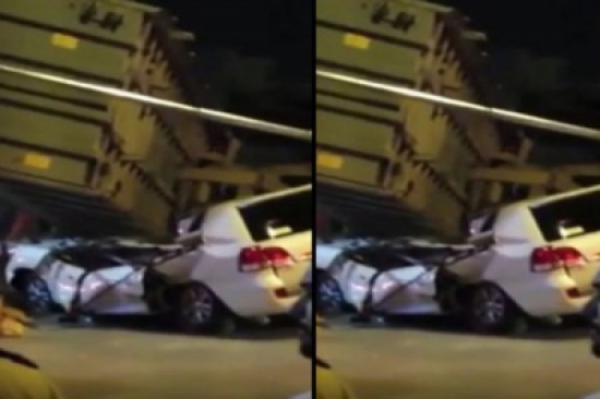 بالفيديو: شاحنة تسحق سيارة