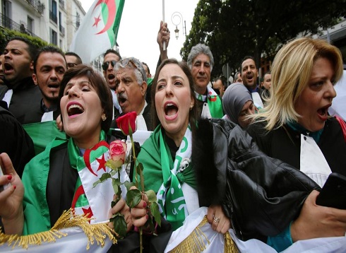 الحراك الشعبي يتسع بالجزائر والمعارضة تقترح خريطة طريق