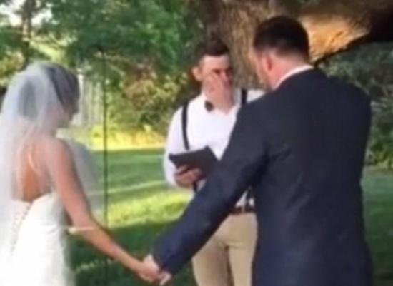 شاهد.. بريطاني ينهار لحظة دخول عروسته ويبكي الحاضرين