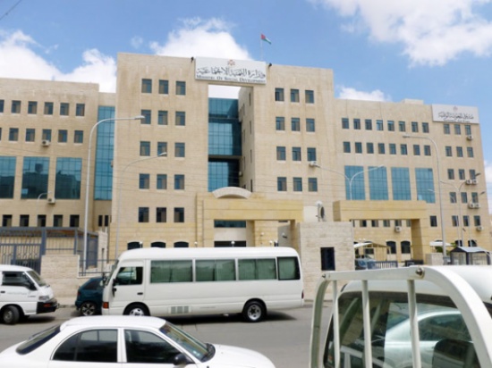 تنمية الكورة توزع مساعدات نقدية وعينية على اسر معوزة