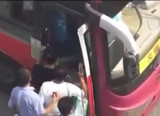 يسرق الأموال من ركاب حافلة