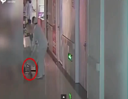 بالفيديو: طفل يسقط من رحم والدته أثناء نقلها على كرسي متحرك لغرفة العمليات للولادة بالفيديو: طفل يسقط من رحم والدته أثناء نقلها على كرسي متحرك لغرفة العمليات للولادة