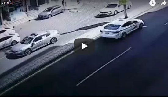 تصرف صادم لسائق صدم رجلاُ وهو يحاول عبور الطريق بمكة (فيديو) تصرف صادم لسائق صدم رجلاُ وهو يحاول عبور الطريق بمكة (فيديو)