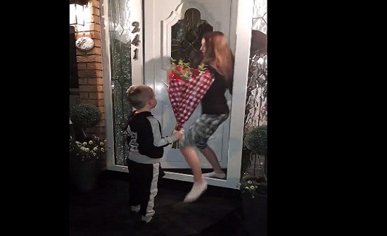بالفيديو: طفل يفاجئ حبيبته في عيد الحب.. هذا ما فعله! بالفيديو: طفل يفاجئ حبيبته في عيد الحب.. هذا ما فعله!