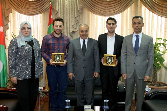الجامعة الأردنية تكرم الطالبين الزبن وفرحات الجامعة الأردنية تكرم الطالبين الزبن وفرحات