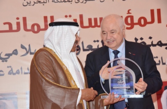 أبوغزاله يفوز بجائزة شخصية العام للمنح الذكية في مؤتمر المؤسسات المانحة في البحرين