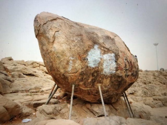 بالصورة: شاهد الصخرة التي وقف عليها الرسول في خطبة الوداع.. بالصورة: شاهد الصخرة التي وقف عليها الرسول في خطبة الوداع..