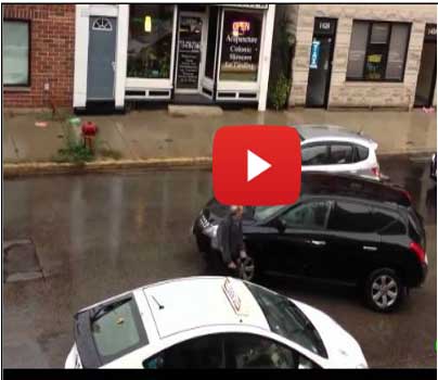 “مشاجرة” بين سائق تاكسي وقائد سياره تنتهي بهستيريا وتلف للمركبات