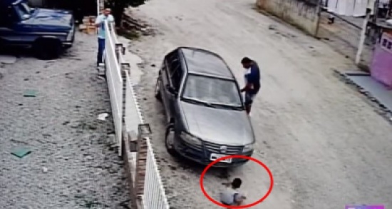 لو أن الكاميرا لم تصور الحادثة لكان صعباً عليك تصديق ما حدث.. (فيديو) لو أن الكاميرا لم تصور الحادثة لكان صعباً عليك تصديق ما حدث.. (فيديو)