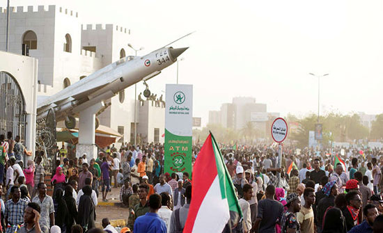 بالفيديو : رغم حظر التجوال في السودان.. مظاهرات ضد المجلس العسكري الانتقالي بالفيديو : رغم حظر التجوال في السودان.. مظاهرات ضد المجلس العسكري الانتقالي