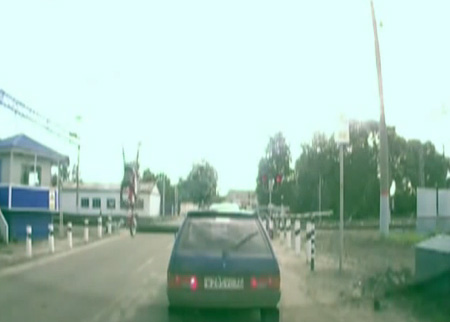 طيران دراجة نارية وسقوطها على سائقها