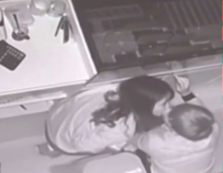 بالفيديو: لحظة رومانسية تُوقع لصين في شباك الشرطة بالفيديو: لحظة رومانسية تُوقع لصين في شباك الشرطة