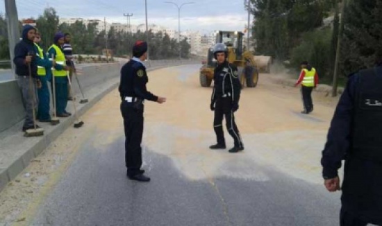 بالصور .. حوادث وازدحامات مرورية بعد سقوط حمولة قلاب في شارع بناعور والأمن يزيلها بالصور .. حوادث وازدحامات مرورية بعد سقوط حمولة قلاب في شارع بناعور والأمن يزيلها