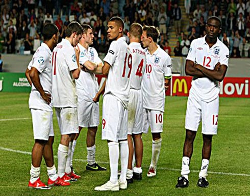 المنتخب الاولمبي الانجليزي يصل عمان المنتخب الاولمبي الانجليزي يصل عمان