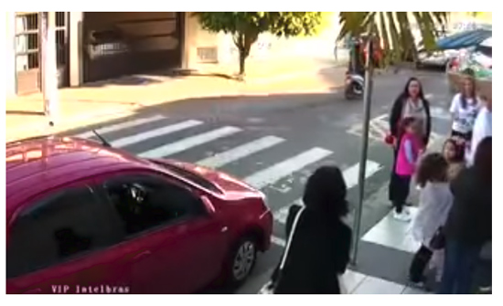 بالفيديو: شجاعة فتاة تنقذ أماً وطفلتها من لص حاول سرقتهما بواسطة سلاح