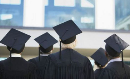 الحكومة تعتزم استقطاب أوائل خريجي الجامعات للعمل في "دائرة الضريبة"