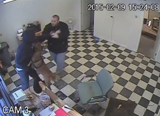 شاهد كيف هاجم كلب حرامي للدفاع عن صديقه