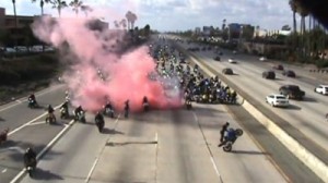 امريكي يتقدم بالزواج من صديقته بطريقة غريبة ( فيديو ) امريكي يتقدم بالزواج من صديقته بطريقة غريبة ( فيديو )
