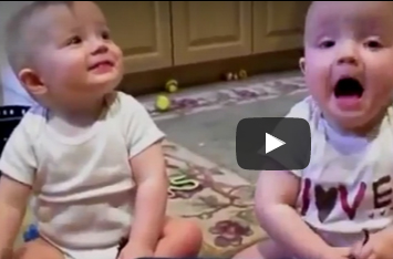 شاهد.. توأم يقلدان عطسة الأب