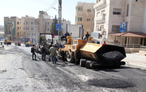 الأمانة تواصل أعمال تعبيد لشارع الخالدي يومي الأحد والإثنين