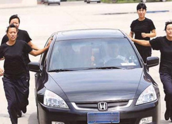 صور| أشعلت الانترنت بجمالها.. تعرّفوا إلى أجمل حارسة شخصية صور| أشعلت الانترنت بجمالها.. تعرّفوا إلى أجمل حارسة شخصية