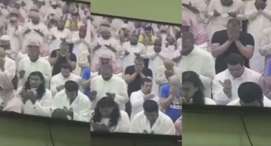 شاهد: ردة فعل عفوية من شاب مصاب بـ متلازمة داون تجاه مصلي يبكي تأثراً بالدعاء