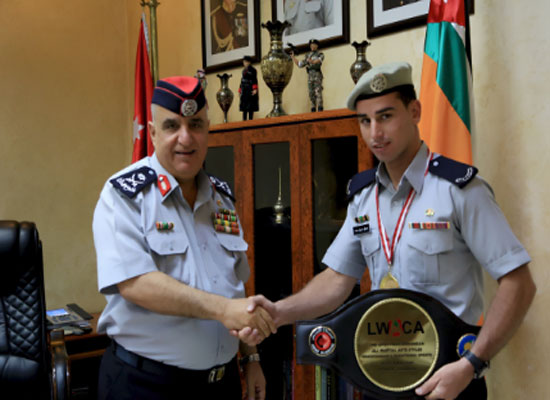 البزايعة يكرم الشرطي المدادحة لحصوله على المركز الأول للفنون القتالية البزايعة يكرم الشرطي المدادحة لحصوله على المركز الأول للفنون القتالية