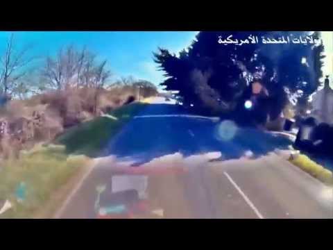 شاهد .. فقط ببضع ثواني لكانت الشجرة سقطت عليه