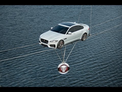 شاهد.. سيارة تعبر نهر التايمز على حبل