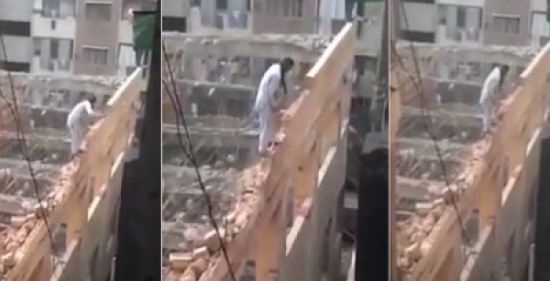 فيديو: باكستاني يهدم جدار مبنى مرتفع وهو واقف عليه