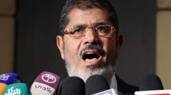 اتصال هاتفي مع مرسي حول مزاعم هروبه من السجن ( فيديو ) اتصال هاتفي مع مرسي حول مزاعم هروبه من السجن ( فيديو )