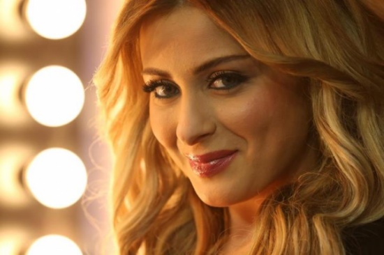 فيديو: وصلة رقص لفرح يوسف بـ «جمبسوت » أسود شفاف فيديو: وصلة رقص لفرح يوسف بـ «جمبسوت » أسود شفاف