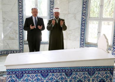 الأمير فيصل والأميرة بسمة يزوران ضريح الملكة زين الشرف