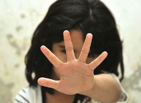 قطع أنف وأذني شاب تحرش جنسياً بفتاة قطع أنف وأذني شاب تحرش جنسياً بفتاة